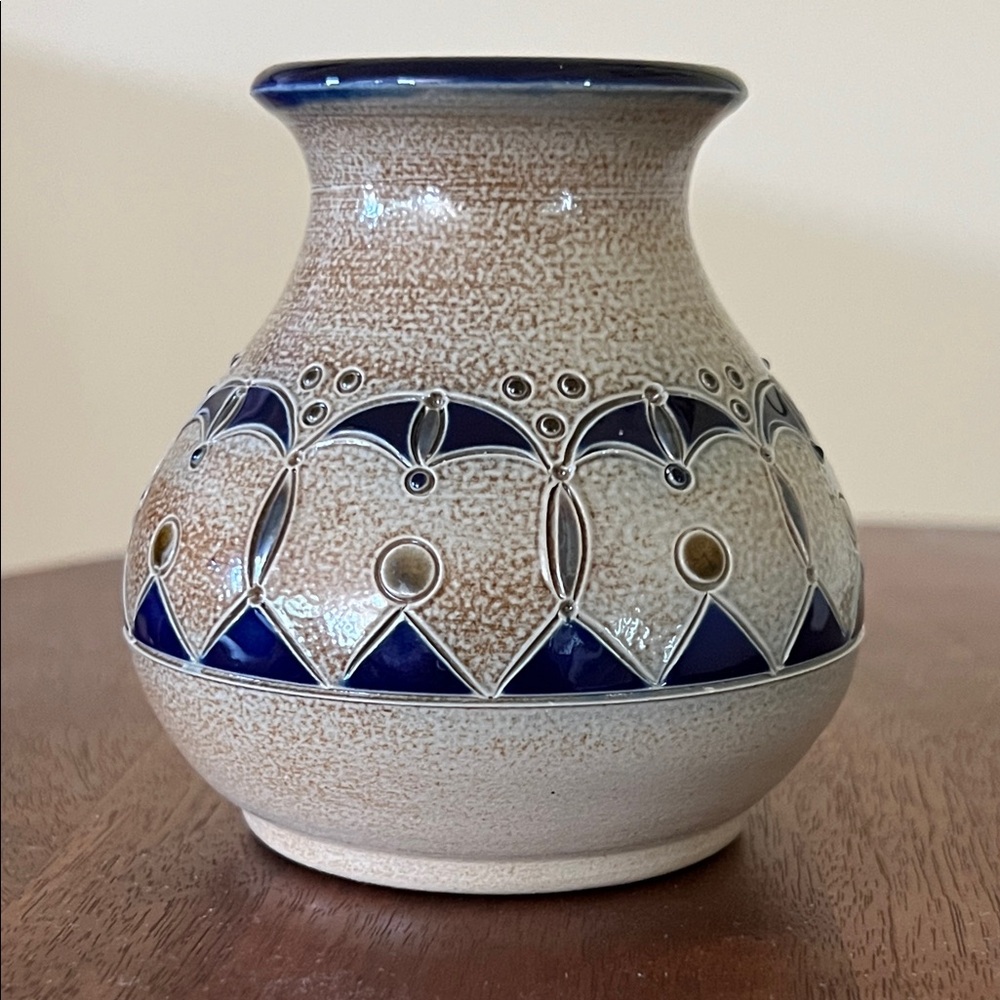 Beautiful Handarbeit Small Pottery Vase